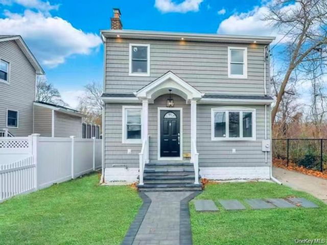  5 BR,  2.00 BTH &nbsp;Colonial style home in Bellmore