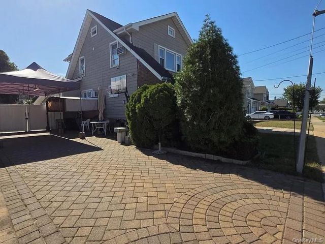  4 BR,  2.00 BTH &nbsp;Exp ranch style home in Valley Stream