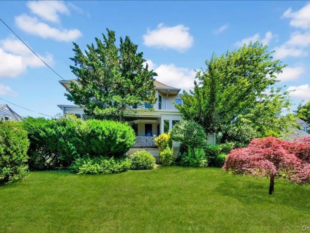  7 BR,  5.00 BTH &nbsp;Victorian style home in New Rochelle