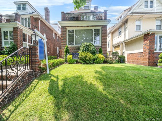  4 BR,  3.00 BTH &nbsp;Colonial style home in Bay Ridge