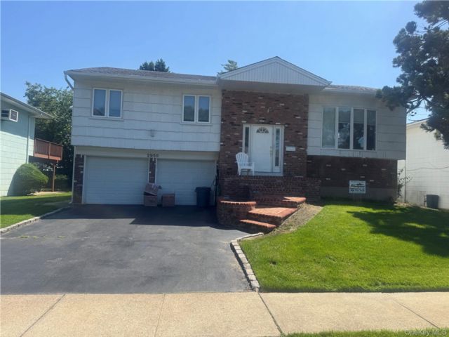  4 BR,  3.00 BTH &nbsp;Hi ranch style home in Merrick