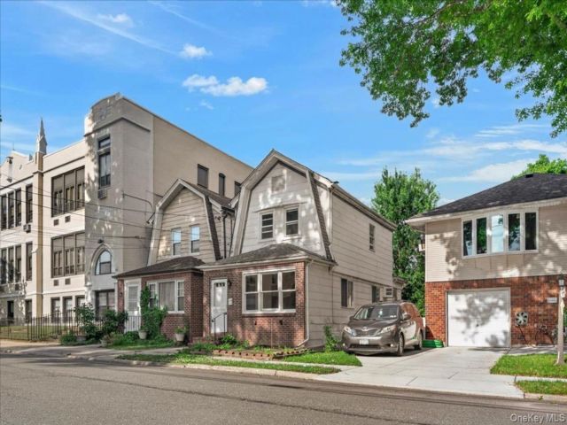  3 BR,  3.00 BTH &nbsp;Colonial style home in Floral Park