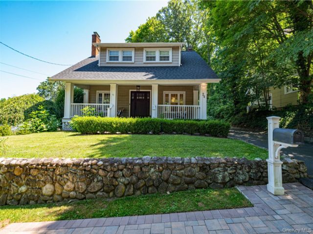  3 BR,  2.00 BTH &nbsp;Cape cod style home in Huntington