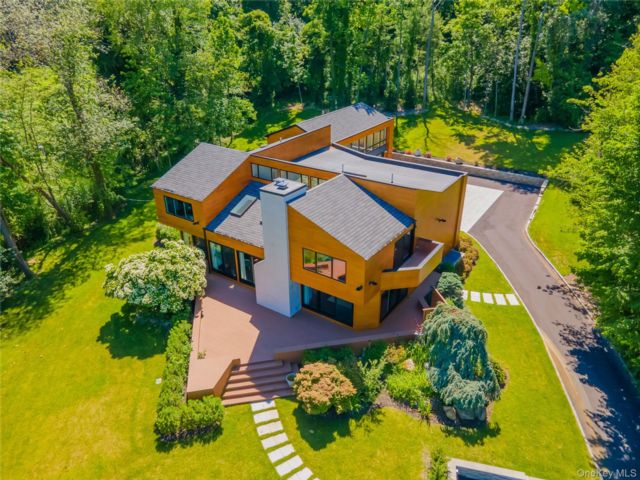  7 BR,  7.00 BTH &nbsp;Contemporary style home in Great Neck