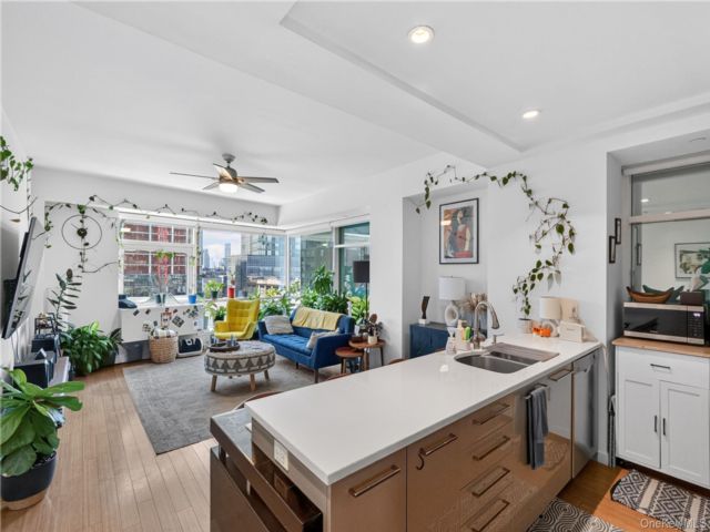  2 BR,  2.00 BTH &nbsp;Mid rise style home in Long Island City