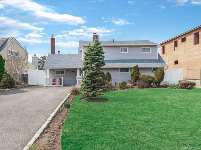  5 BR,  2.00 BTH &nbsp;Exp ranch style home in Westbury
