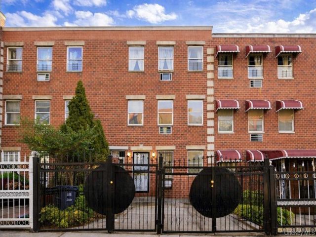  5 BR,  3.00 BTH &nbsp;House style home in Morris Heights