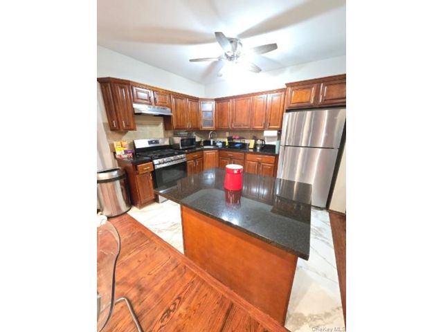  4 BR,  3.00 BTH &nbsp;Colonial style home in Saint Albans