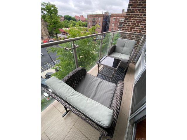  2 BR,  2.00 BTH &nbsp;Split level style home in Forest Hills
