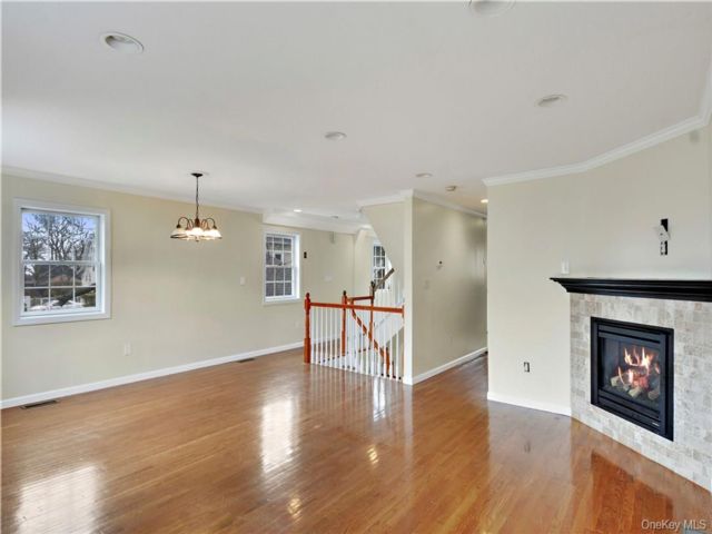  3 BR,  3.00 BTH &nbsp;Contemporary style home in New Rochelle