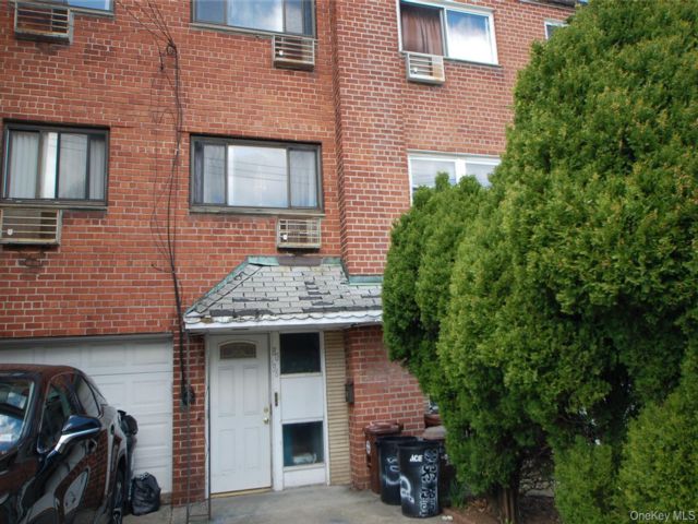  5 BR,  2.00 BTH &nbsp;House style home in Briarwood
