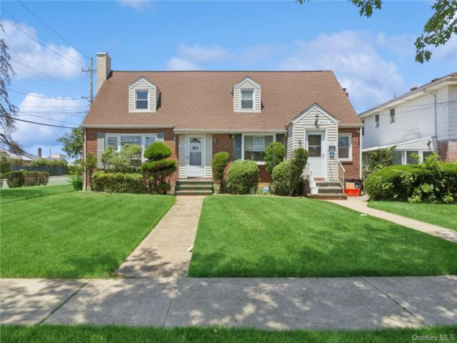  2 BR,  3.00 BTH &nbsp;Exp cape style home in Valley Stream