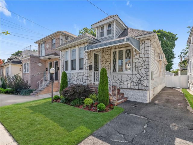  2 BR,  2.00 BTH &nbsp;Bungalow style home in Jamaica