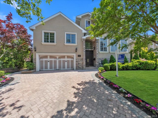  6 BR,  4.00 BTH &nbsp;Split level style home in North Woodmere