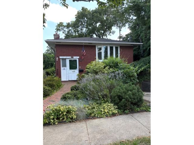  3 BR,  2.00 BTH &nbsp;Raised ranch style home in Malverne