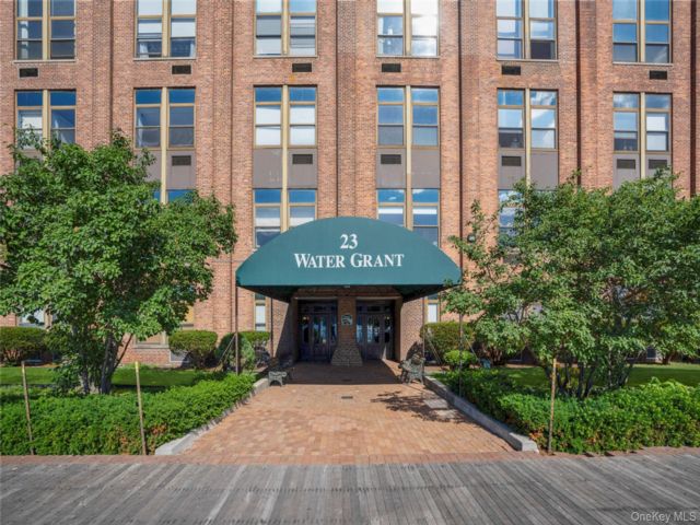  2 BR,  2.00 BTH &nbsp;Mid rise style home in Yonkers