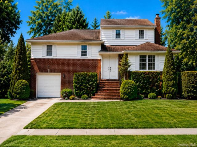  5 BR,  3.00 BTH &nbsp;Split level style home in New Hyde Park