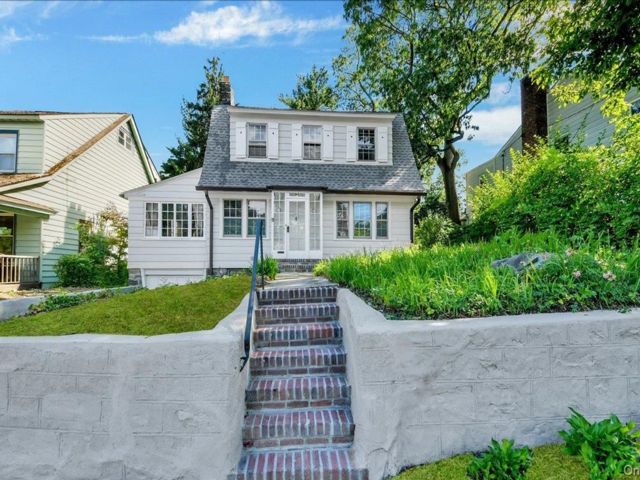  4 BR,  3.00 BTH &nbsp;Colonial style home in Riverdale