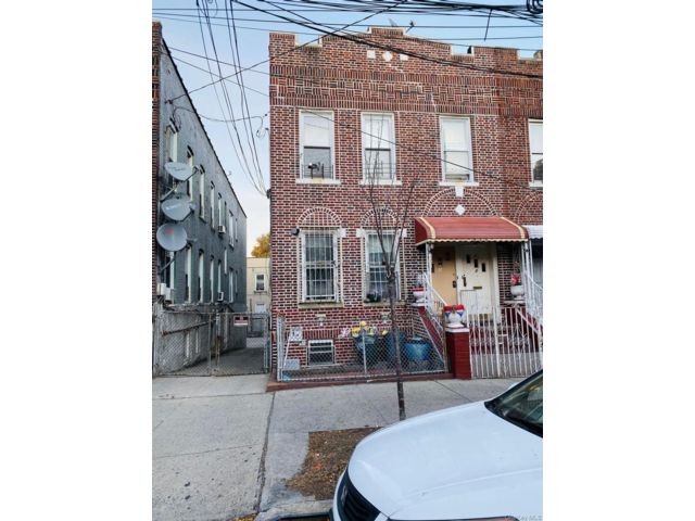  7 BR,  4.00 BTH &nbsp;Flats style home in Soundview