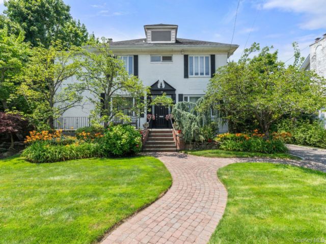  4 BR,  4.00 BTH &nbsp;Colonial style home in Lawrence