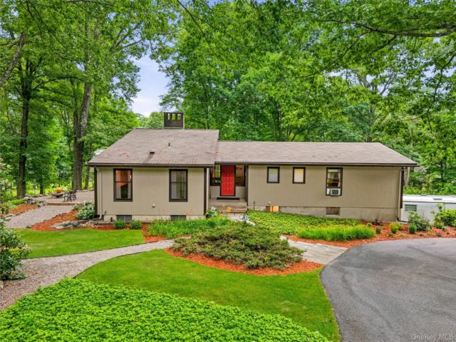  4 BR,  4.00 BTH &nbsp;Mid-century mod style home in Yorktown Heights