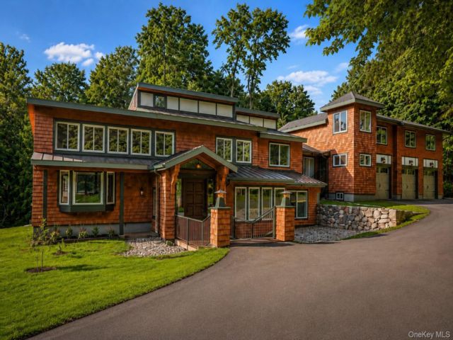  5 BR,  6.00 BTH &nbsp;Colonial style home in South Salem
