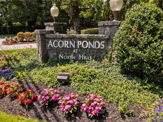  3 BR,  3.00 BTH &nbsp;Condo style home in Roslyn