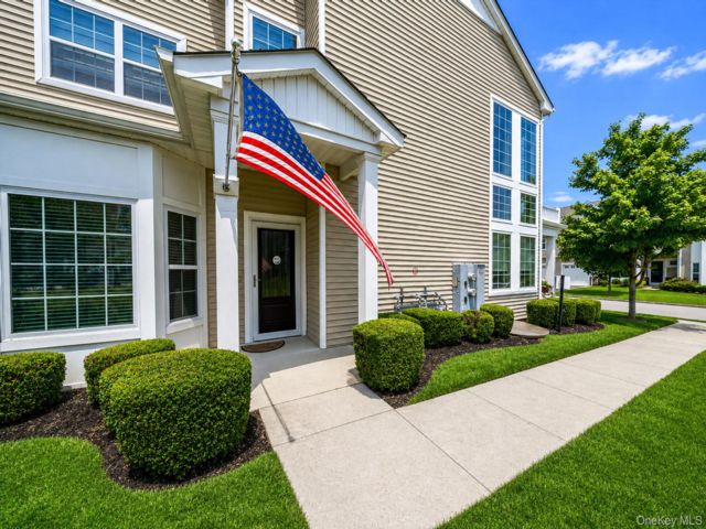  2 BR,  3.00 BTH &nbsp;Garden style home in Blue Point