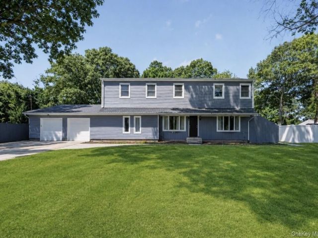  6 BR,  3.00 BTH &nbsp;Colonial style home in Medford