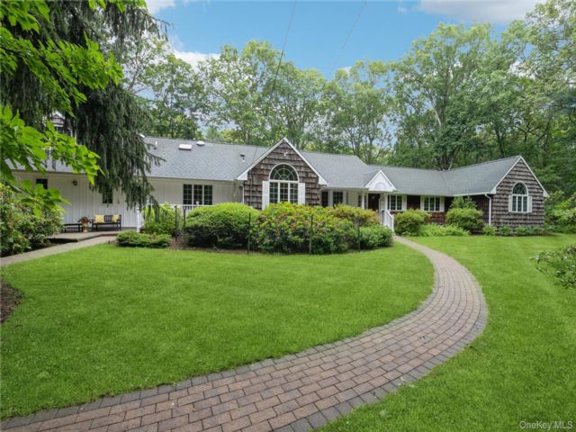  6 BR,  5.00 BTH &nbsp;Exp ranch style home in East Setauket