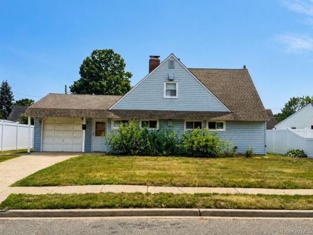 4 BR,  2.00 BTH &nbsp;Exp ranch style home in Levittown