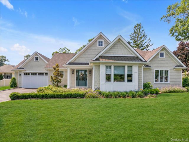  3 BR,  3.00 BTH &nbsp;Ranch style home in Centerport