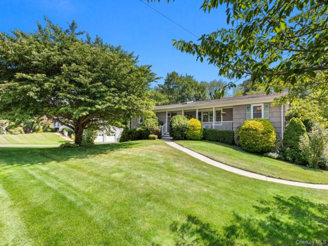  3 BR,  2.00 BTH &nbsp;Raised ranch style home in Blue Point