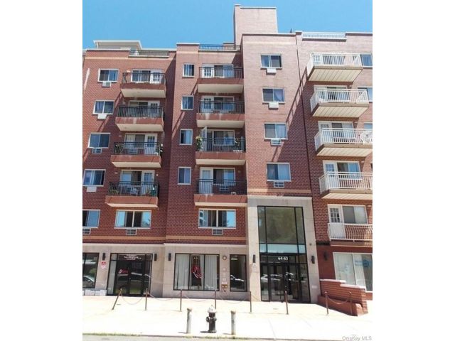 1 BR,  1.00 BTH &nbsp;Mid rise style home in Rego Park