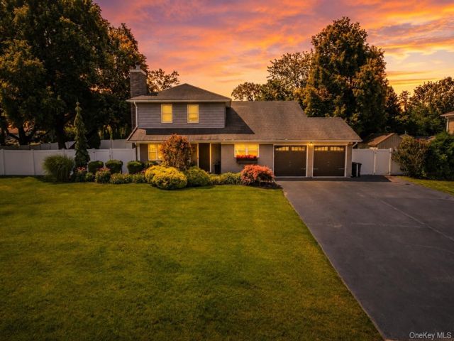  4 BR,  3.00 BTH &nbsp;Splanch style home in Commack