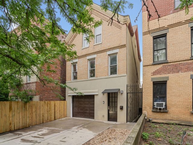  3 BR,  4.00 BTH &nbsp;House style home in New York (manhattan)