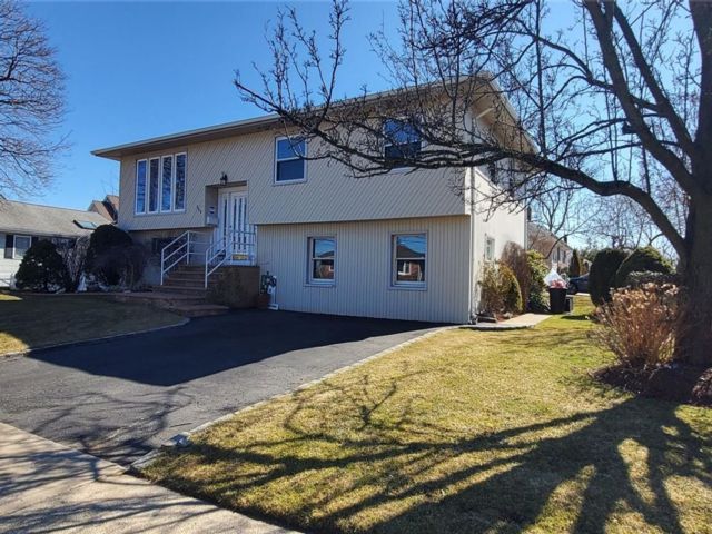  5 BR,  3.00 BTH &nbsp;Hi ranch style home in Plainview