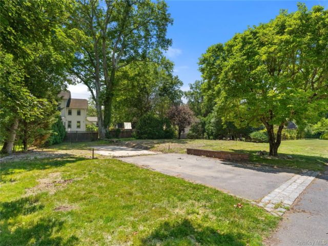 Lot <b>Size:</b>  &nbsp;House style home in Mamaroneck