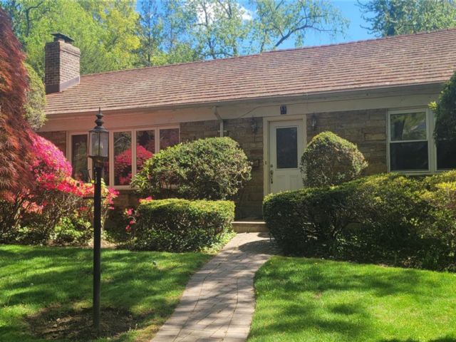  4 BR,  4.00 BTH &nbsp;Ranch style home in Great Neck