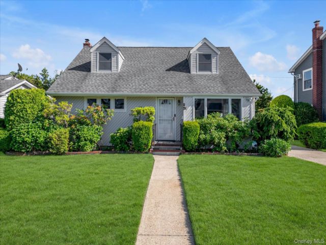  4 BR,  2.00 BTH &nbsp;Cape cod style home in New Hyde Park