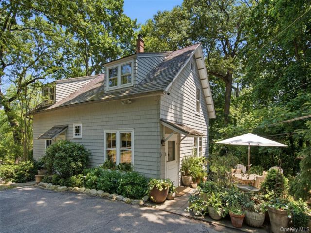  4 BR,  2.00 BTH &nbsp;Colonial style home in Laurel Hollow