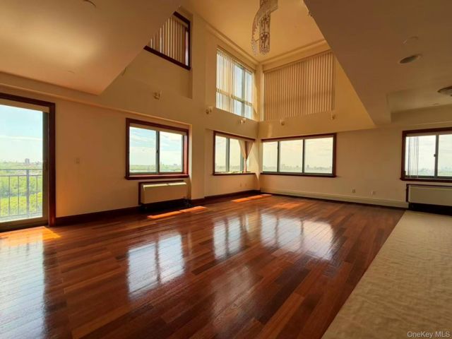  4 BR,  3.00 BTH &nbsp;Mid rise style home in Flushing