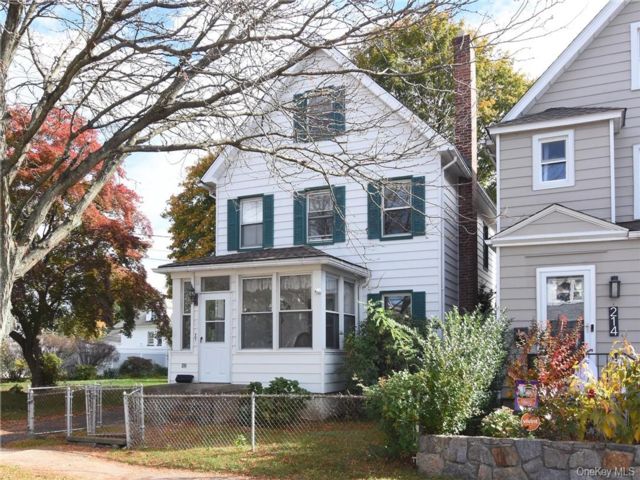  4 BR,  2.00 BTH &nbsp;Colonial style home in Pelham