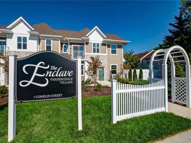  2 BR,  2.00 BTH &nbsp;Contemporary style home in Farmingdale