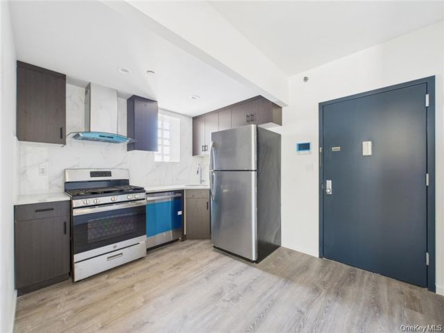  2 BR,  2.00 BTH &nbsp;Mid rise style home in Rego Park