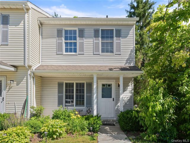  2 BR,  4.00 BTH &nbsp;Garden style home in Cortlandt Manor