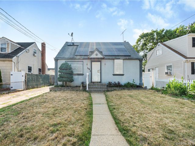  4 BR,  2.00 BTH &nbsp;Cape cod style home in Uniondale