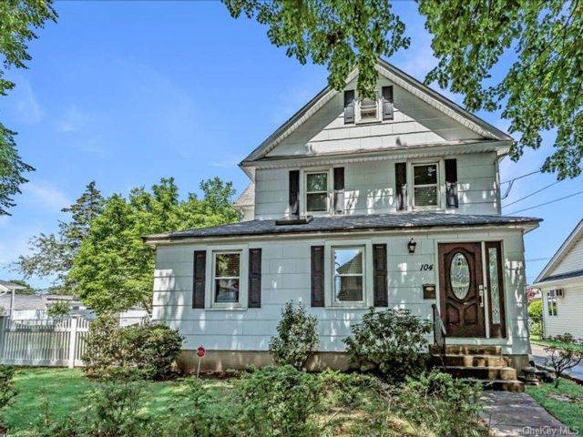  3 BR,  2.00 BTH &nbsp;Colonial style home in Williston Park