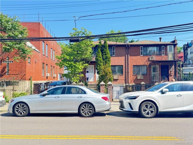  6 BR,  4.00 BTH &nbsp;House style home in Flushing