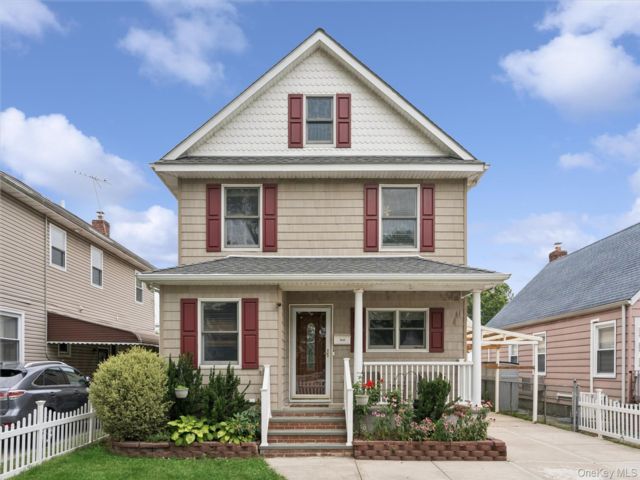  5 BR,  3.00 BTH &nbsp;Colonial style home in New Hyde Park